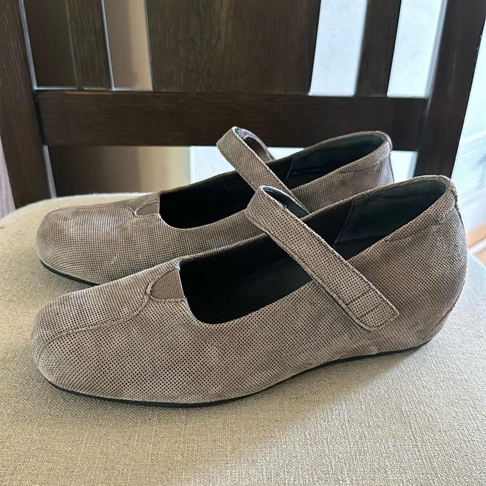 Ziera Women’s Mary Jane Hidden Wedge Shoes Gray Taupe Size 6.5 (37)
